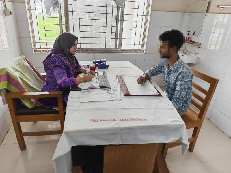 চিকিতসারত পেশেন্টের সাথে